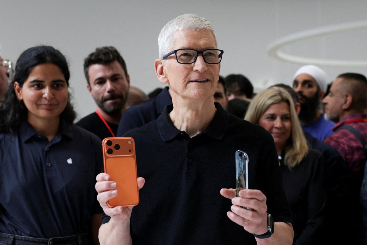 Ο Tim Cook Αποχωρεί από την Apple το 2026: Ο John Ternus ο Επόμενος CEO