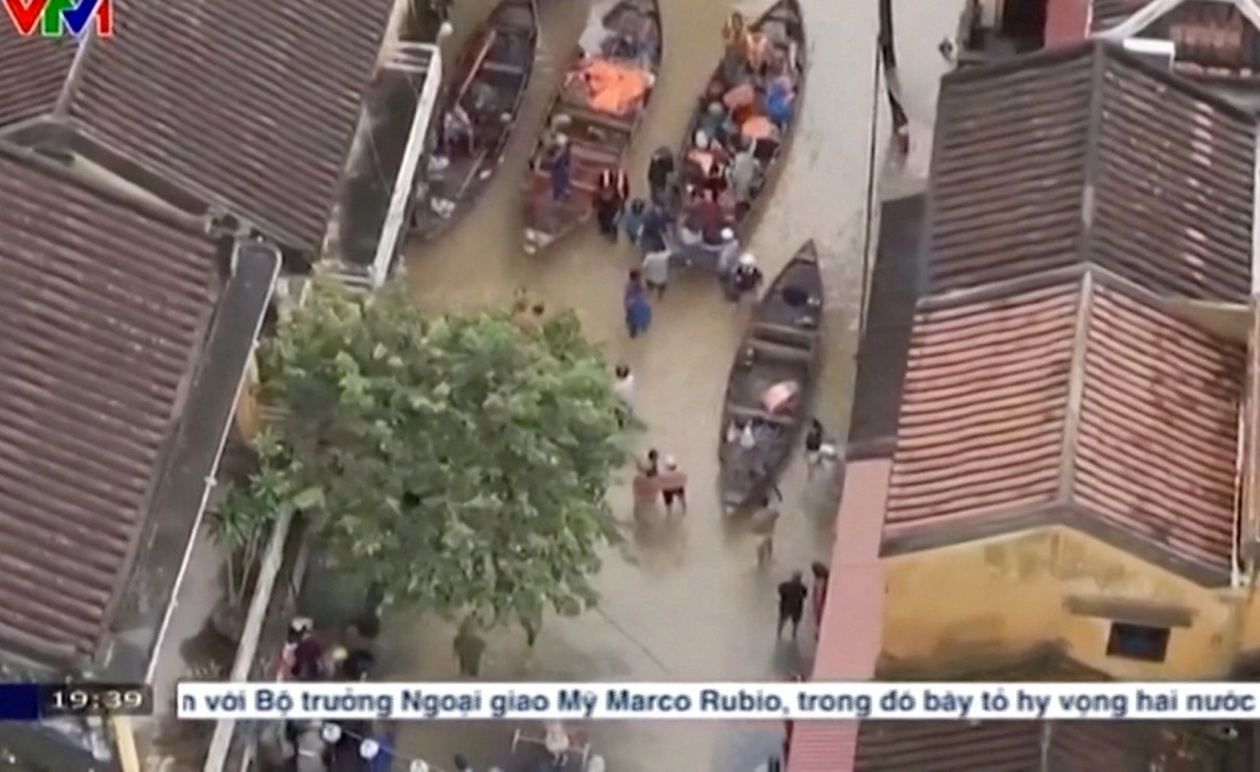 Βροχές στην κεντρική Βιετνάμ προκαλούν 13 θανάτους, 11 αγνοούνται