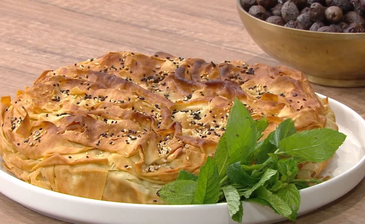 Μια πατατοελιόπιτα με χωριάτικο φύλλο