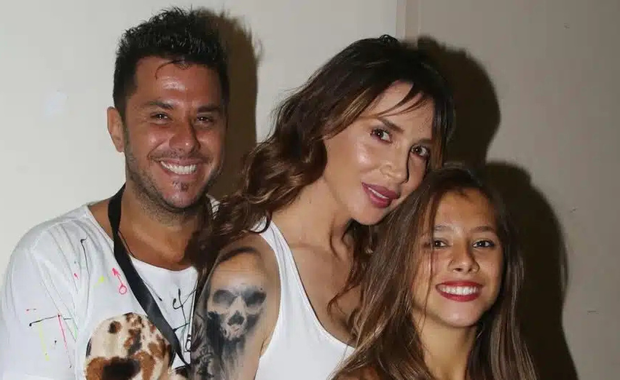 Πάολα – Φώτης Ζογλοπίτης: Η 22χρονη κόρη τους πήρε το πτυχίο της από το Αριστοτέλειο Πανεπιστήμιο – Οι οικογενειακές φωτογραφίες