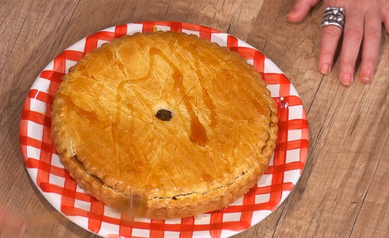 Η Μπισκοτένια Τάρτα με Μέλι Κισσούρι: Ένα Γαστρονομικό Ταξίδι στην Ελληνική Γη