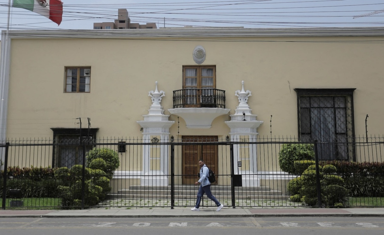 Το Περού εξετάζει την παροχή ασφαλούς διέλευσης προς το Μεξικό για την πρώην πρωθυπουργό