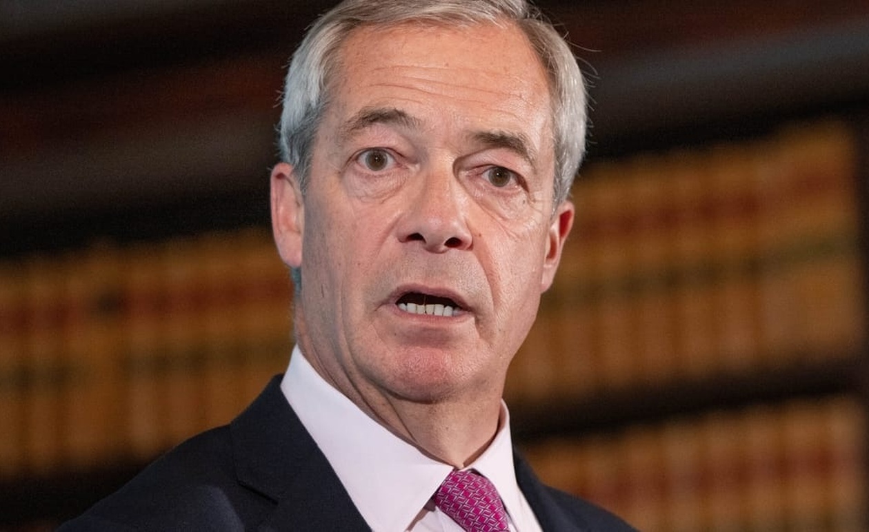 Ο Nigel Farage απειλεί την κυβέρνηση Starmer