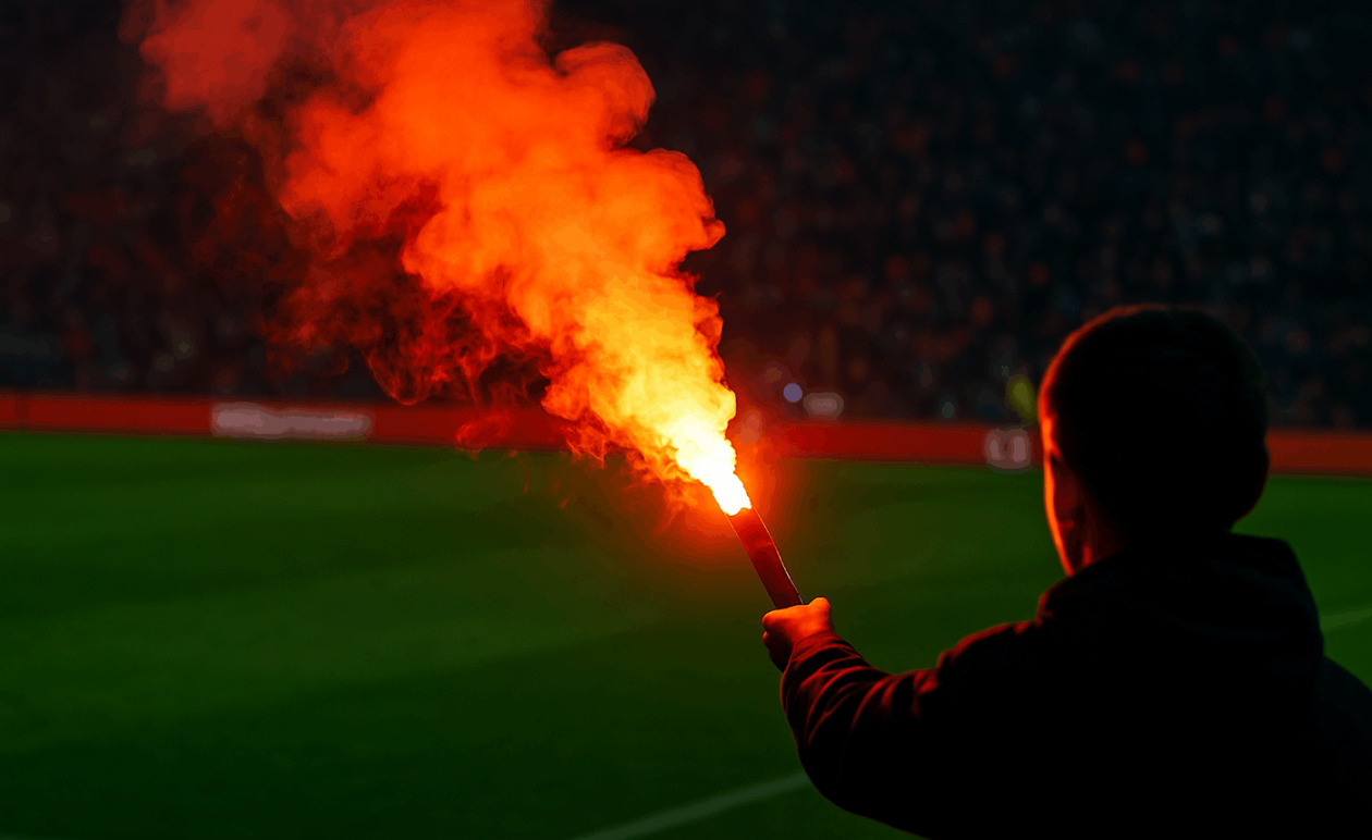 Συνελήφθη πατέρας μετά από παράδοση φωτοβολίδων στον ανήλικο σε αγώνα