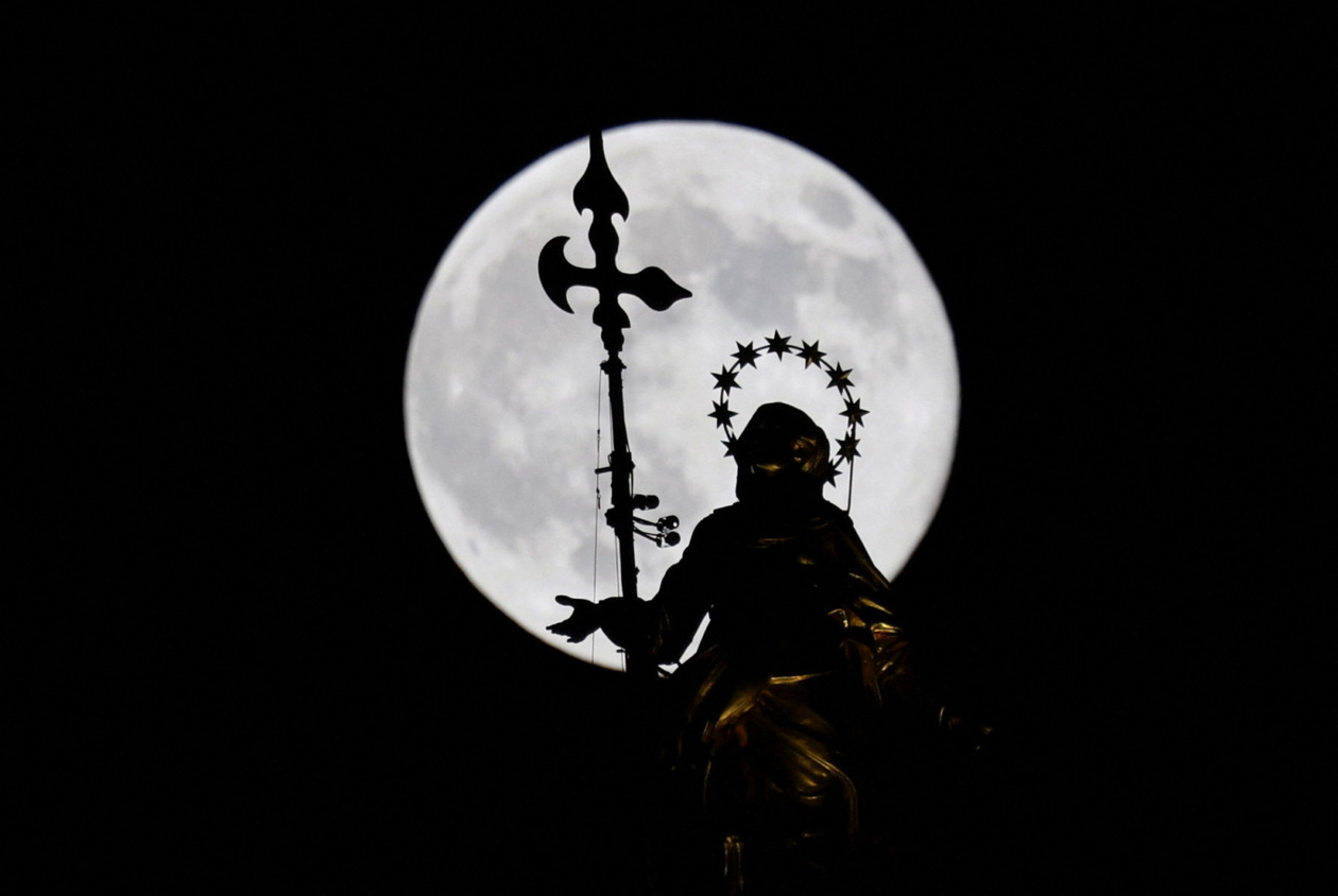 Η υπερπανσέληνος του Φεγγαριού του Κάστορα φωτίζει τον νυχτερινό ουρανό