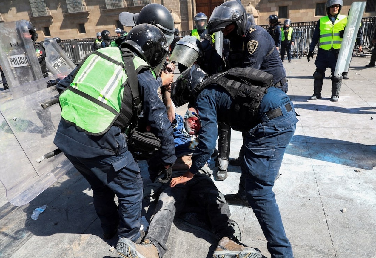 Χιλιάδες Διαδηλωτές της «Γενιάς Ζ» στο Μεξικό: Σύγκρουση με την Αστυνομία Μετά τη Δολοφονία Δημάρχου