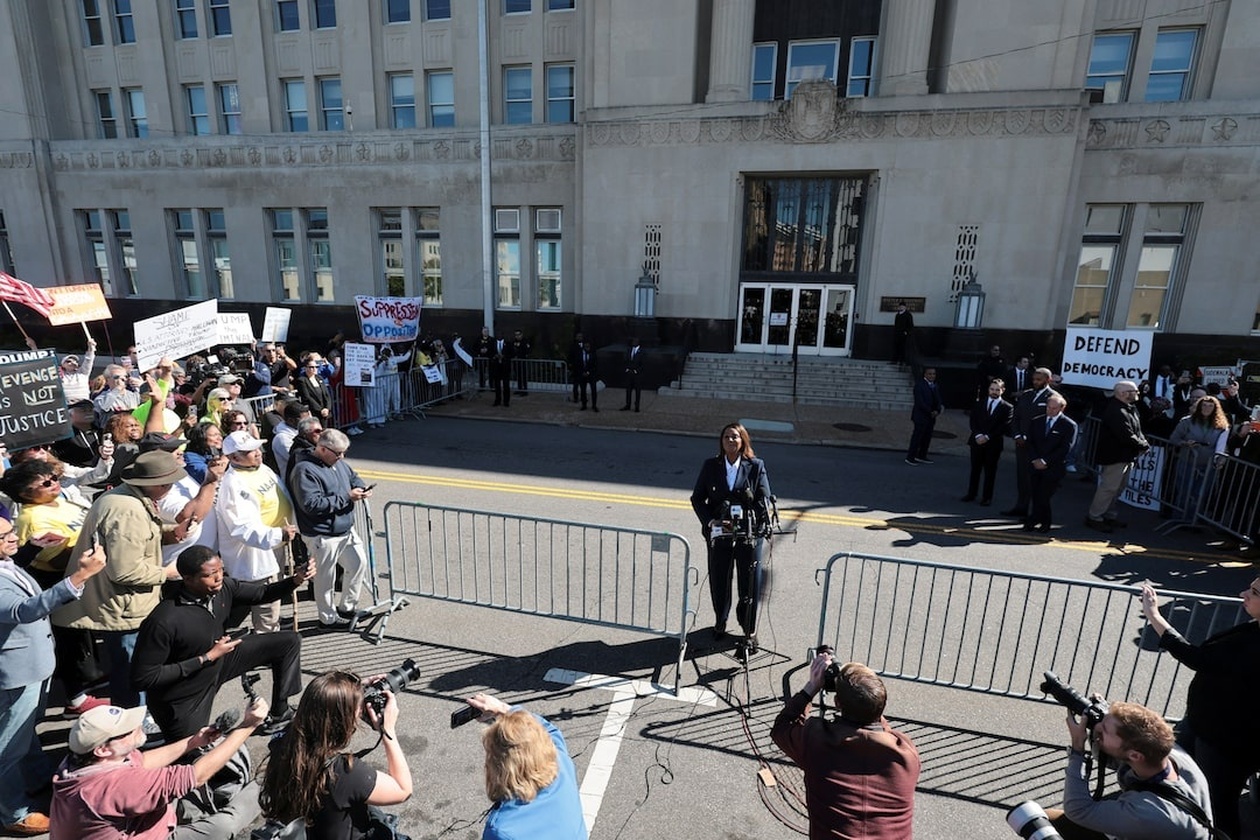 Η Γενική Εισαγγελέας της Νέας Υόρκης Λετίσια Τζέιμς αρνείται κατηγορίες απάτης σε υποθήκες εν μέσω πολιτικών εντάσεων