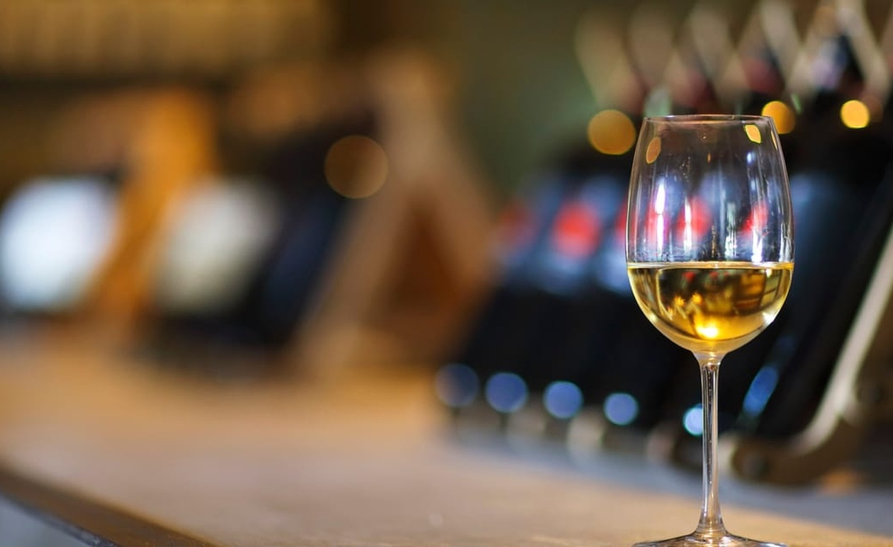 Βουλευτής του Génération.s προτείνει την απαγόρευση αλκοολούχων ποτών στο μπαρ της γαλλικής Εθνοσυνέλευσης