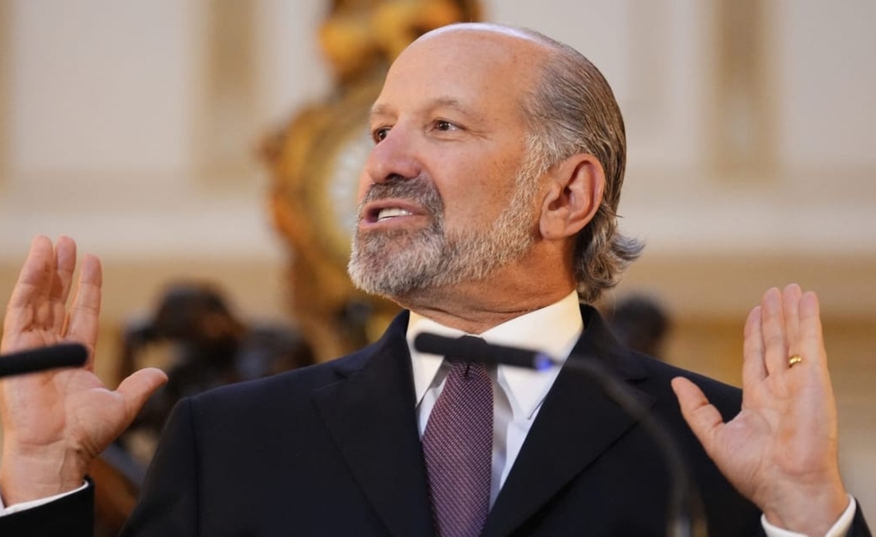 Ο Χάουαρντ Λάτνικ προσκλήθηκε να ταξιδέψει στις Βρυξέλλες για να συμμετάσχει σε εμπορικές συνομιλίες.