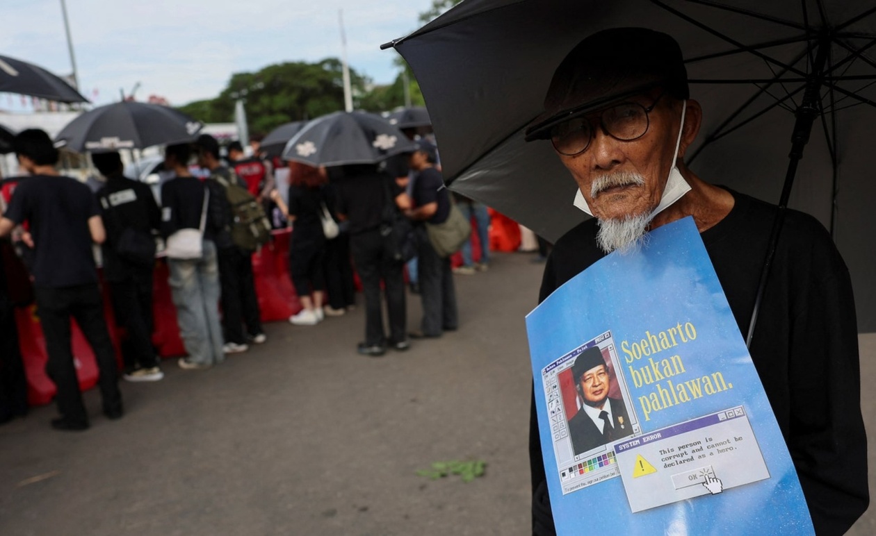Διαδηλώσεις στην Τζακάρτα κατά της υποψηφιότητας του Σουχάρτο για εθνικό ήρωα