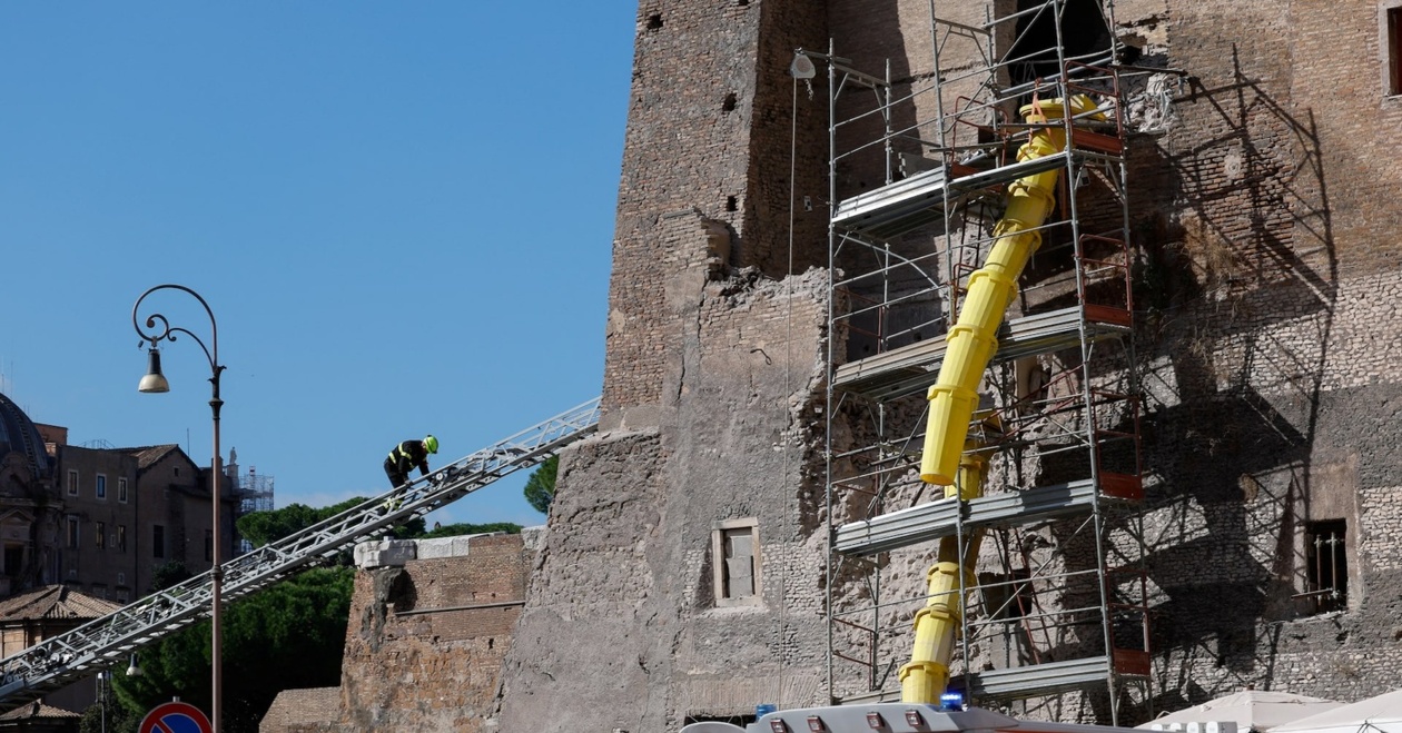 Ένας εργαζόμενος τραυματίστηκε σοβαρά όταν τμήμα του πύργου στη Ρώμη κατέρρευσε