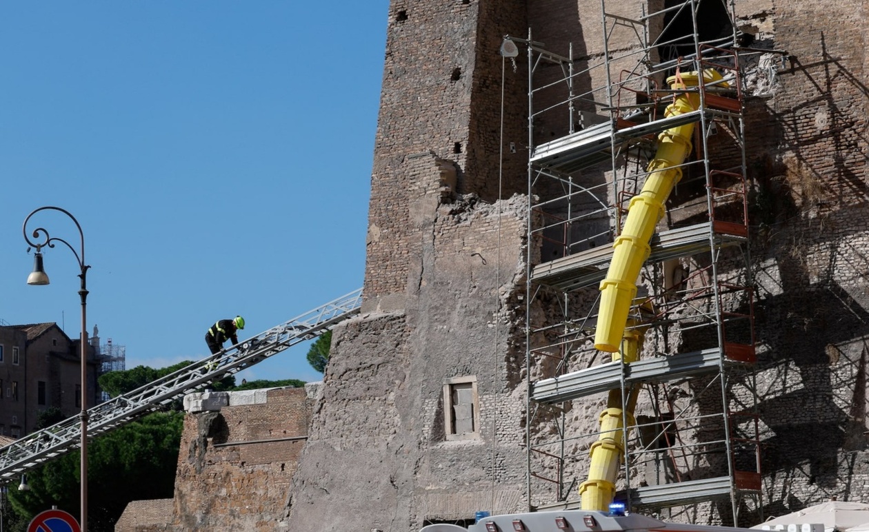 Ένας εργαζόμενος τραυματίστηκε σοβαρά όταν τμήμα του πύργου στη Ρώμη κατέρρευσε