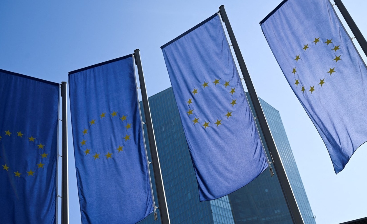 Η ΕΚΤ διατηρεί τα επιτόκια καθώς οι κίνδυνοι παραμένουν