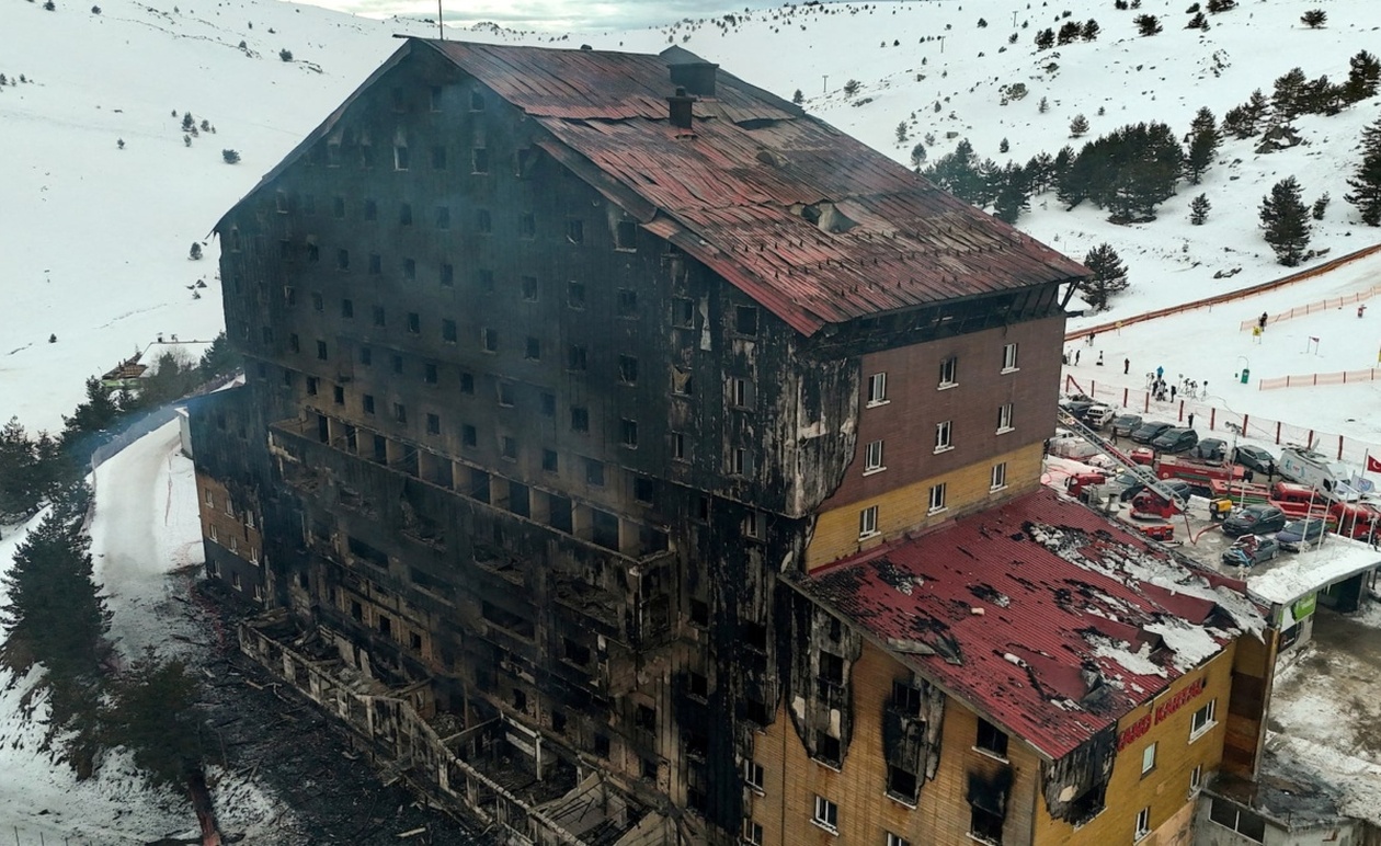 Η Τουρκία καταδίκασε 11 άτομα σε ισόβια κάθειρξη για τη φωτιά σε ξενοδοχείο του χιονοδρομικού κέντρου Kartalkaya