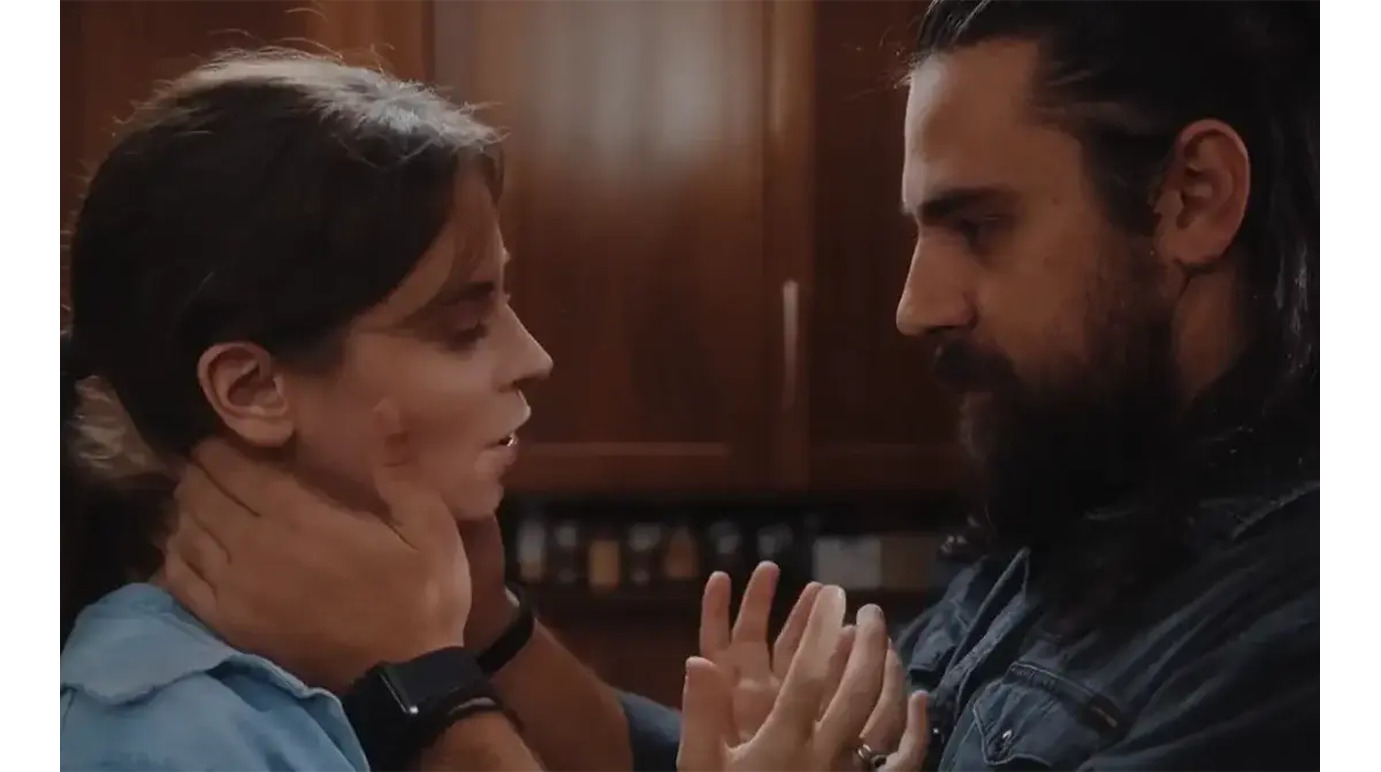 Η Δάφνη εκβιάζεται στη Γη της Ελιάς: Πουλάει κοσμήματα για να σώσει τη σχέση της