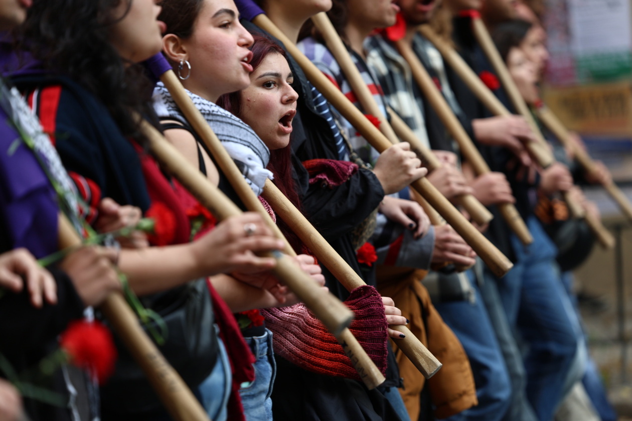 Πολυτεχνείο: Ξεκίνησε η πορεία προς την αμερικανική πρεσβεία με δρακόντεια μέτρα ασφαλείας