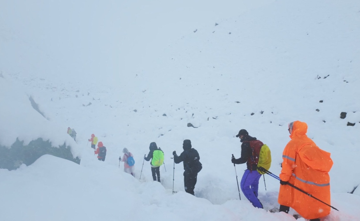 Το Θιβέτ κλείνει την πρόσβαση στον Έβερεστ λόγω ασυνήθιστου χιονιά