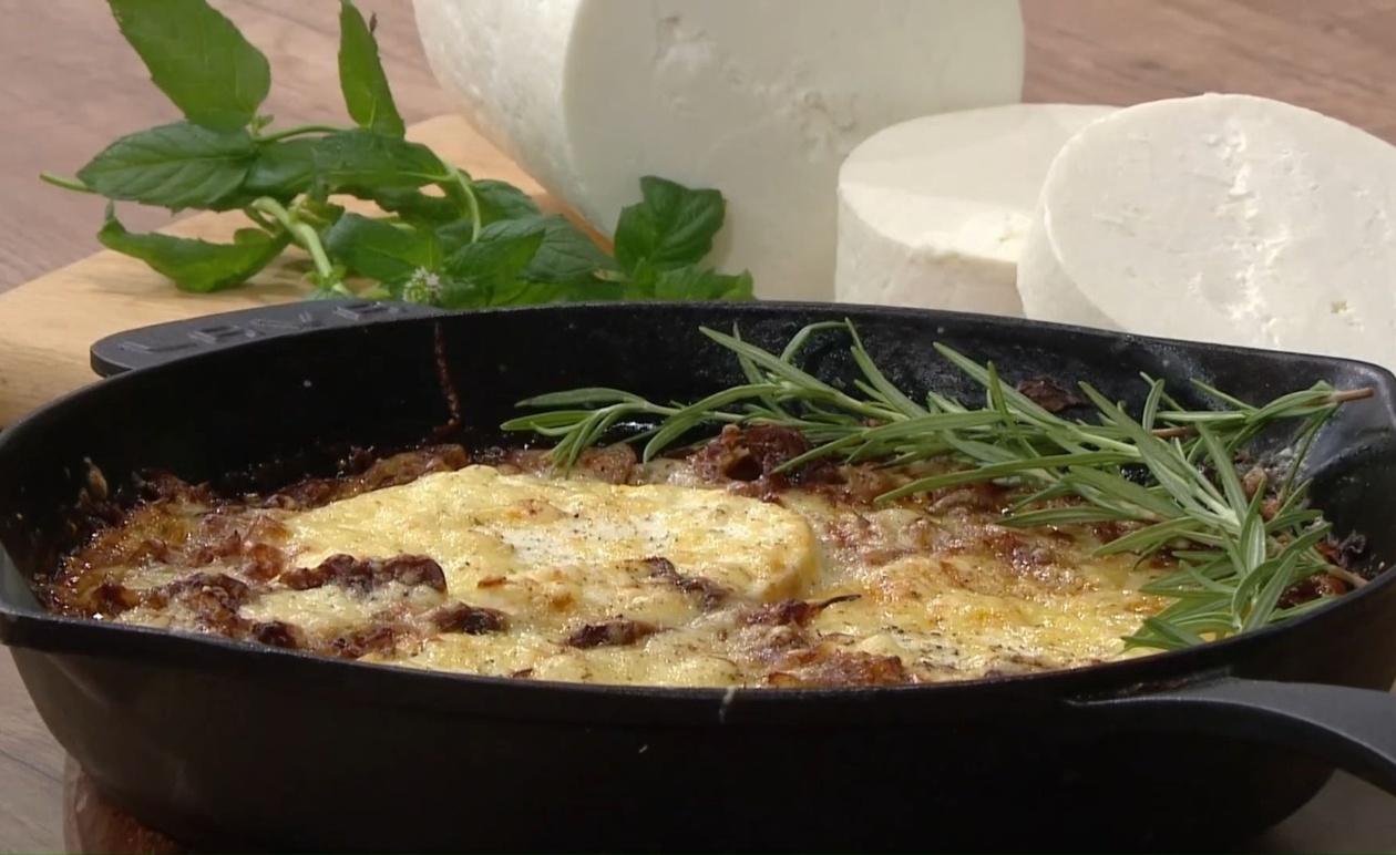 Το ψητό μανούρι Θεσσαλονίκης με σύκα, καραμελωμένα κρεμμύδια, δενδρολίβανο