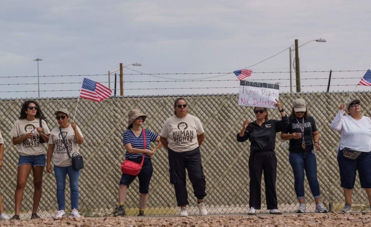 Σχετικά με τις καταγγελίες για το πόσιμο νερό, τα τρόφιμα και την ιατρική φροντίδα στο μεγαλύτερο καταυλισμό κράτησης των ΗΠΑ