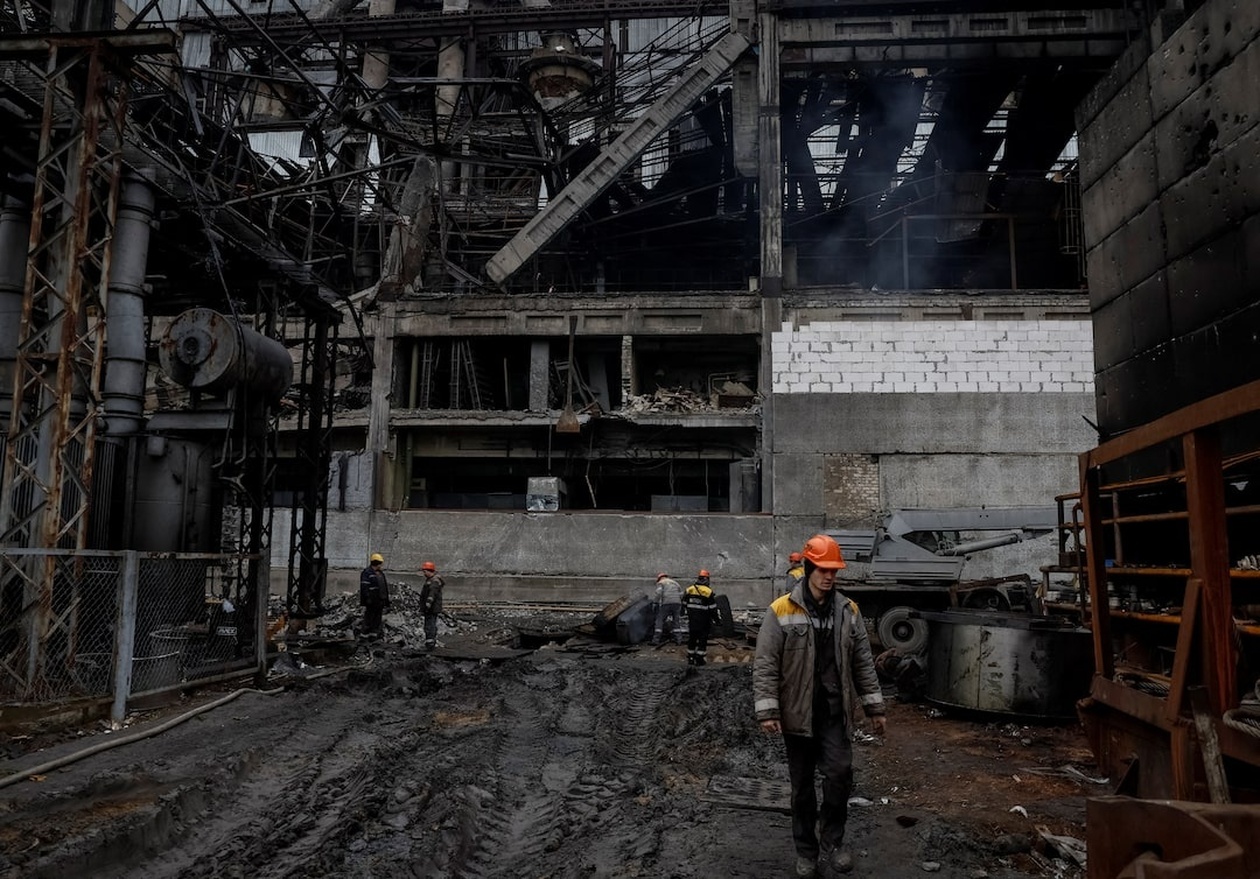 Οι Ουκρανοί Εργάτες Ενέργειας σε Αγώνα Δρόμου για την Αποκατάσταση Ζημιών από τις Ρωσικές Επιθέσεις