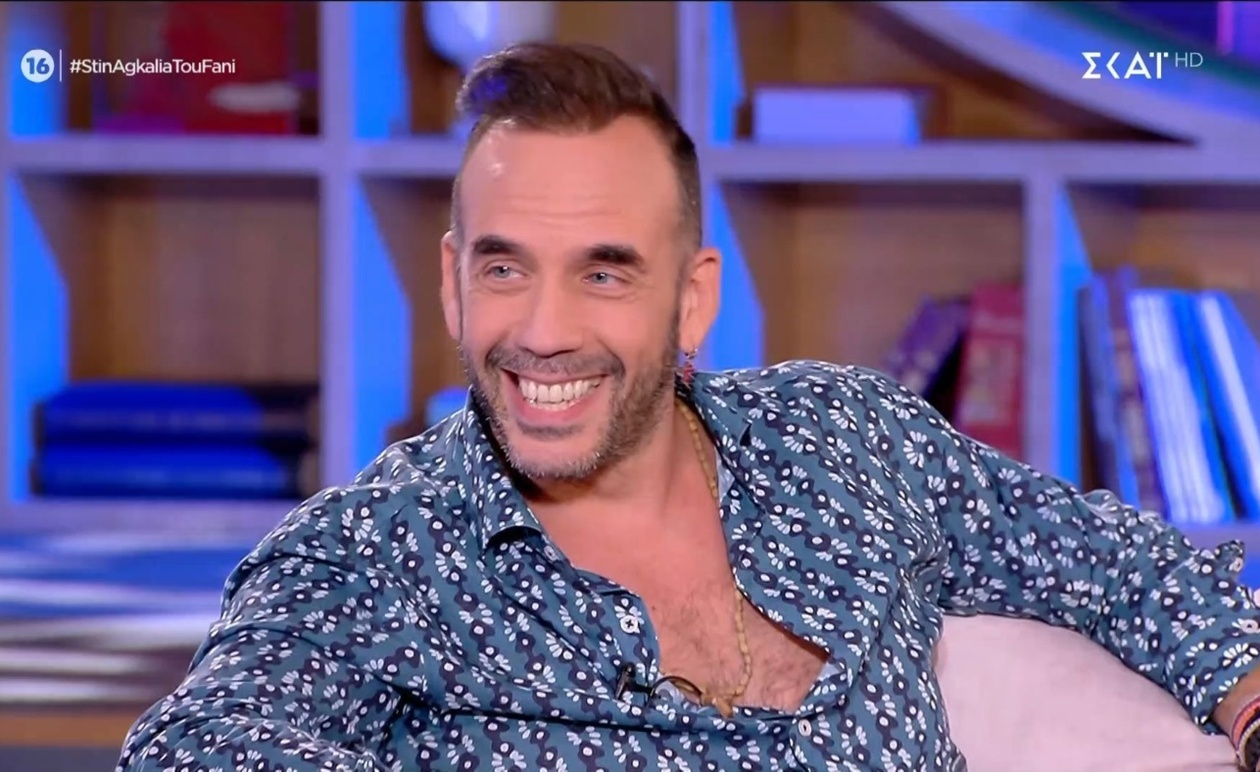 Ο Πάνος Μουζουράκης αφηγείται μια αστεία ιστορία με τον Γιάννη Αγγελάκα