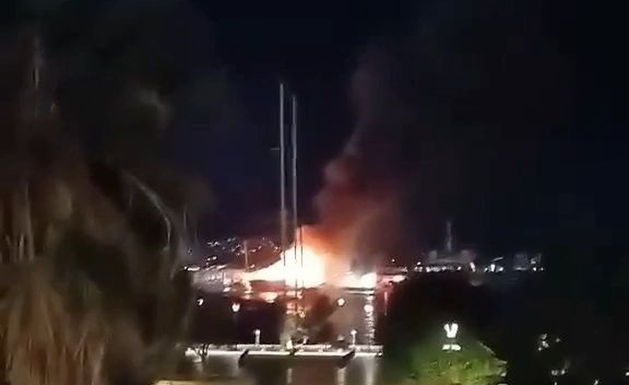 Τα πρώτα λίγα λεπτά της φωτιάς σε σκάφη στη Μαρίνα Ζέας στον Πειραιά