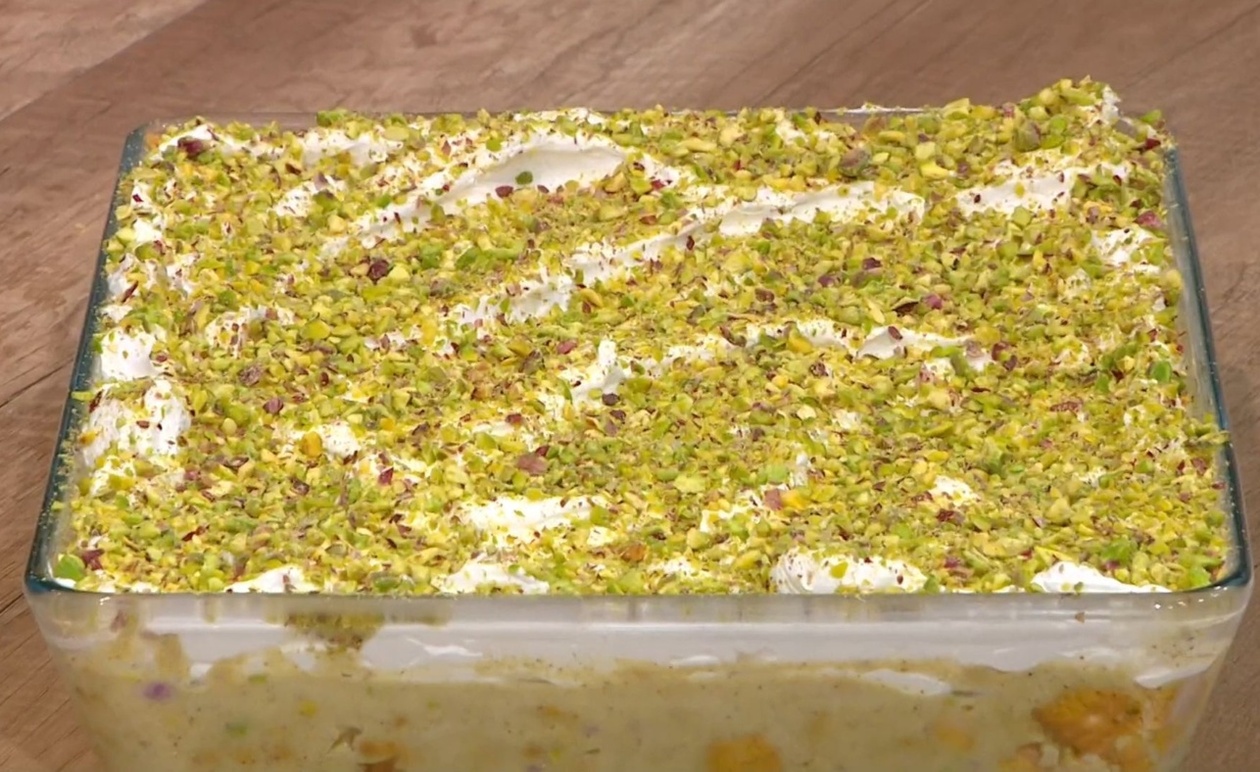 Μια τούρτα σε κατσαρόλα με πραλίνα