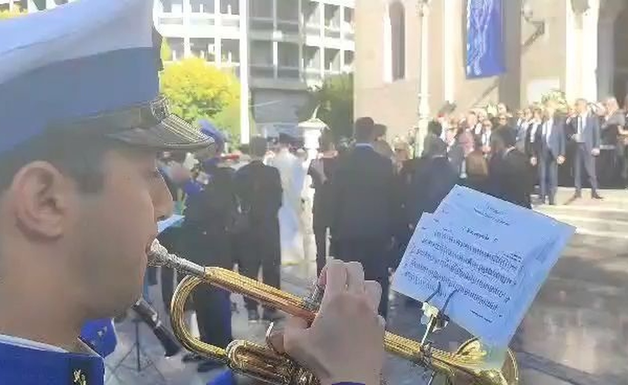 Η πομπή προς το Α’ Νεκροταφείο ξεκίνησε υπό τους ήχους της «Συννεφούλας»