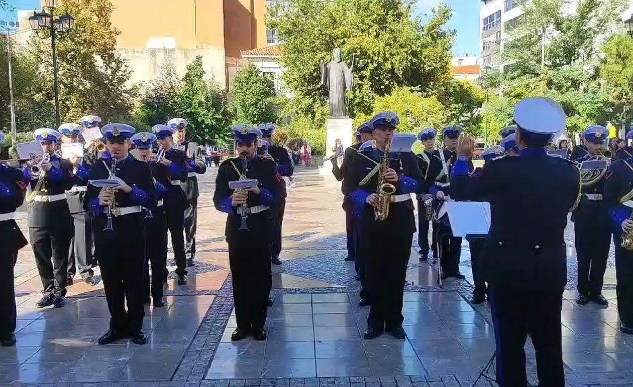 Η κηδεία του Δ. Σαββόπουλου με πένθιμα εμβατήρια από την μπάντα του Πολεμικού Ναυτικού