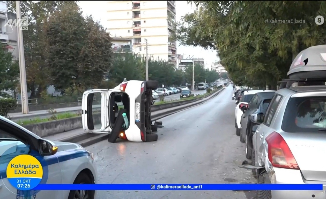 Ένα αυτοκίνητο ανετράπη στη Θεσσαλονίκη μετά από τροχαίο