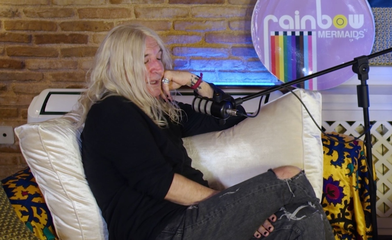 Ο Νίκος Καρβέλας μιλά για τις σχέσεις μεταξύ ανδρών και γυναικών