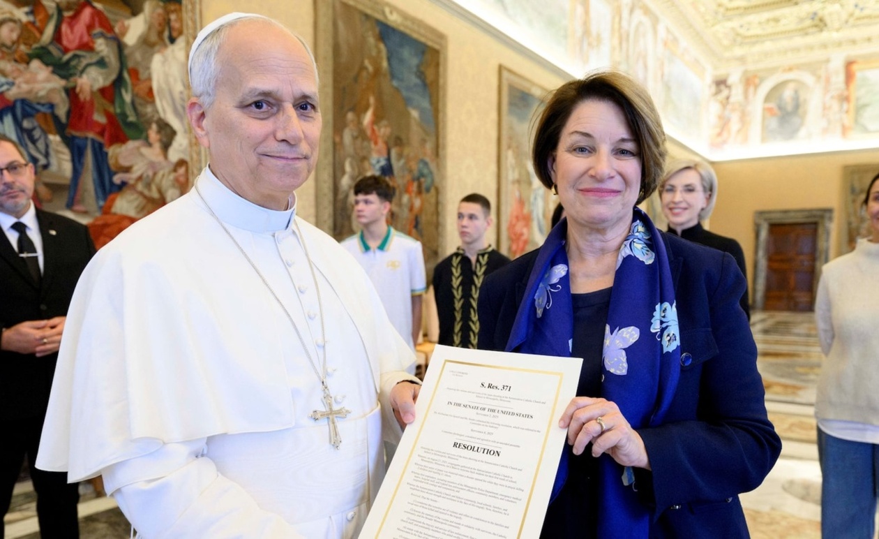 Ο Πάπας Λέων παρέλαβε ψήφισμα για το μακελειό στη Μινεσότα από την γερουσιαστή Κλόμπουσαρ