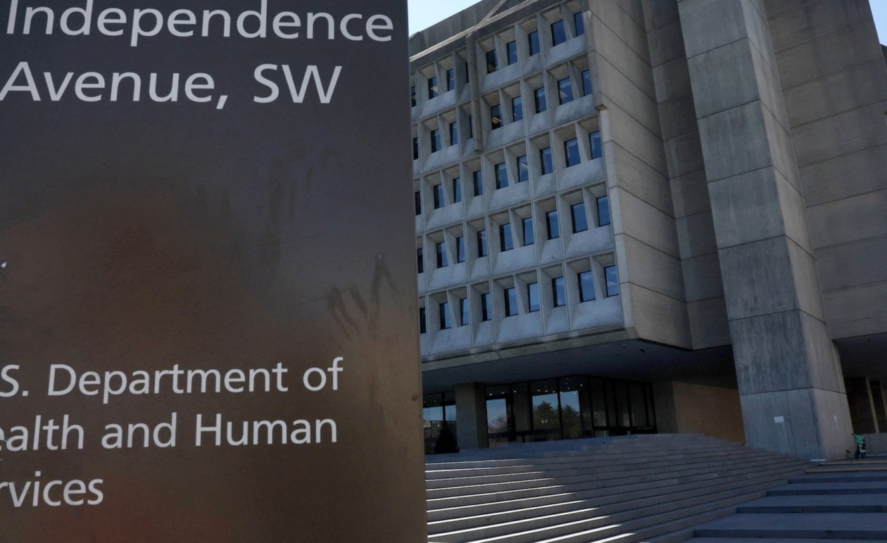 Ένας σύμβουλος του HHS απολύθηκε μετά από διαφωνία για mRNA εμβόλια