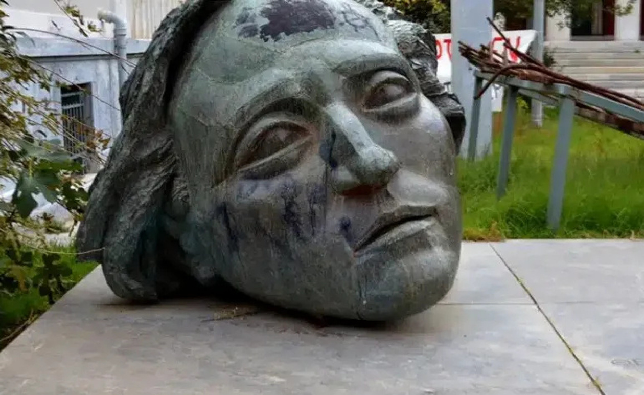 Ποιο πρόσωπο απεικονίζεται στην εμβληματική κεφαλή του Πολυτεχνείου