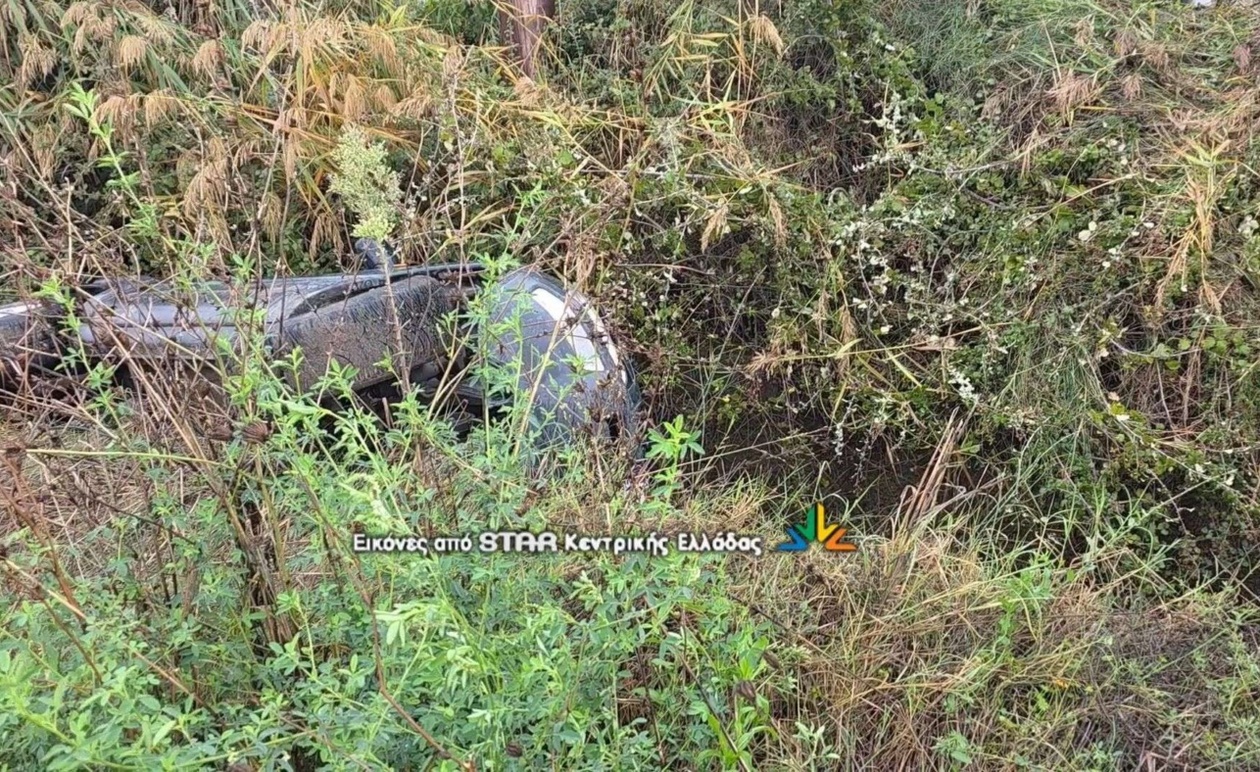 Στη Λαμία σημειώθηκε σοβαρή σύγκρουση μεταξύ φορτηγού και επιβατικού αυτοκινήτου που κατέληξε σε χαντάκι