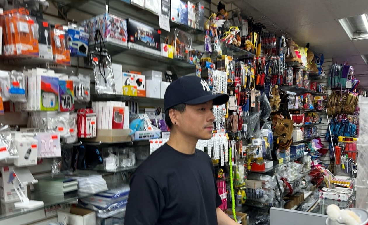 Οι ανησυχίες για τις επιχειρήσεις επιβολής του νόμου ωθούν τους Λατίνους στο ηλεκτρονικό εμπόριο