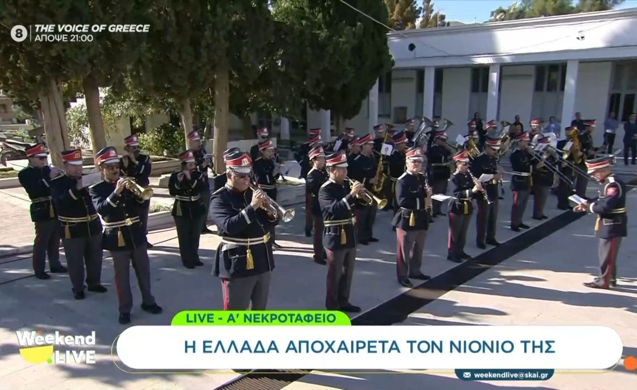 Το τελευταίο αντίο με το τραγούδι Ας κρατήσουν οι χοροί στον Διονύση Σαββόπουλο