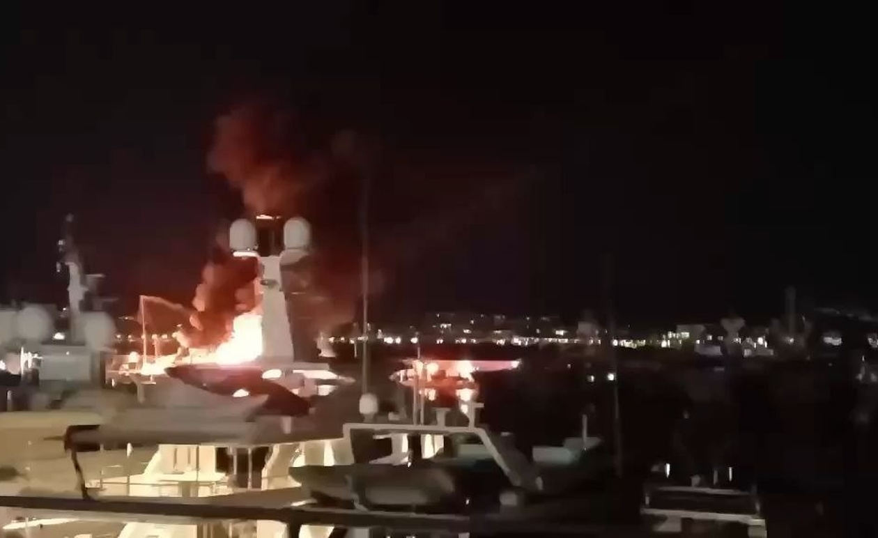 Στη Μαρίνα Ζέας ξέσπασε φωτιά