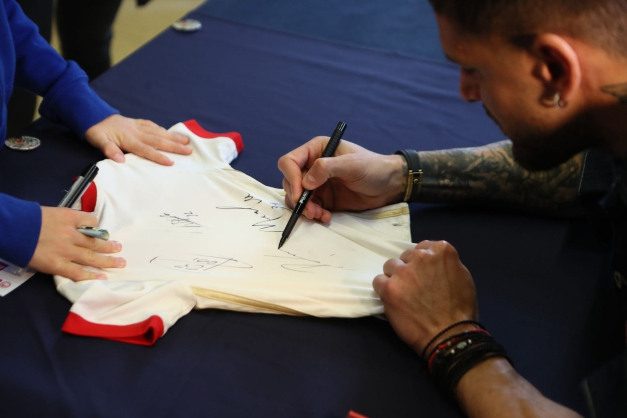 Πασχαλάκης και Μάνσα: Χαμόγελα και αυτόγραφα στο χριστουγεννιάτικο bazaar του Κολλεγίου Αθηνών