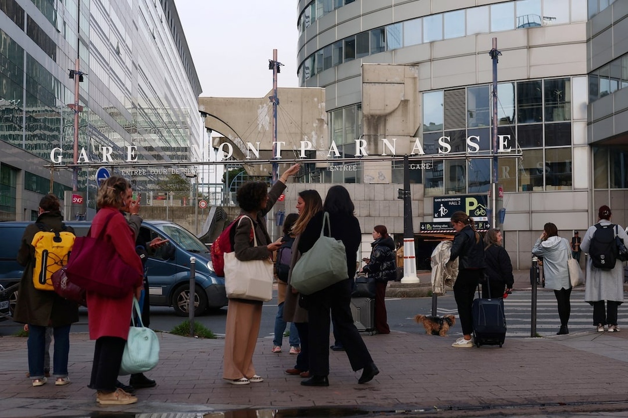 Η γαλλική αστυνομία πυροβολεί και τραυματίζει άνδρα με μαχαίρι στον σταθμό Μονπαρνάς