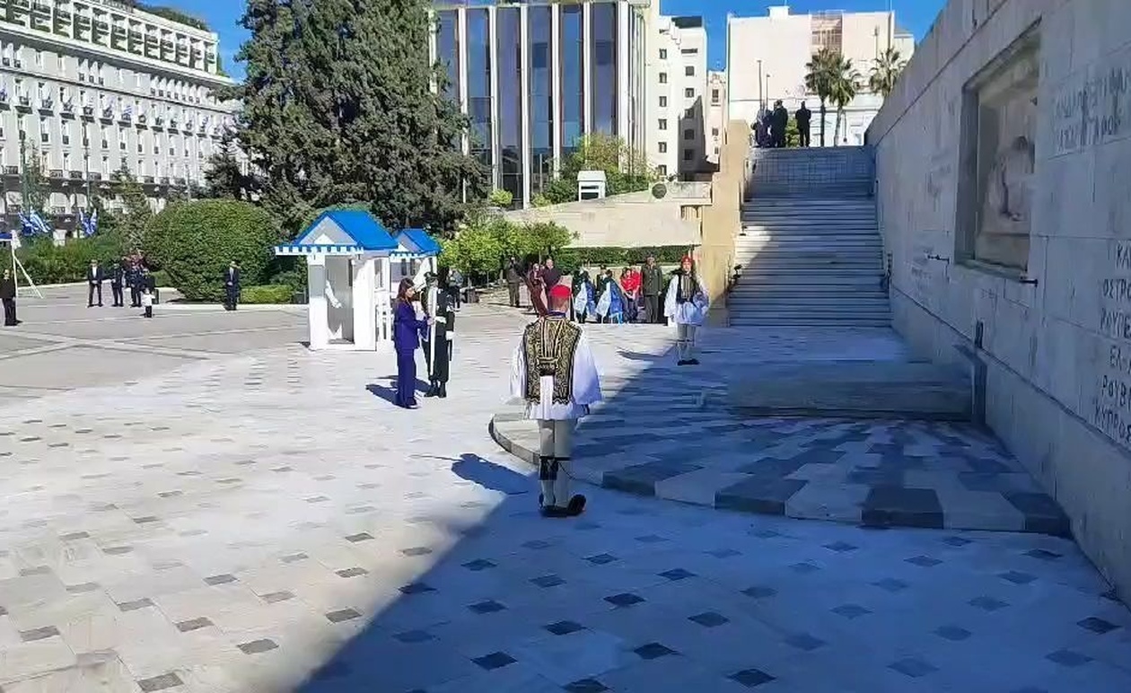 Η Σοφία Ζαχαράκη κατέθεσε στεφάνι στο μνημείο του αγνώστου στρατιώτη