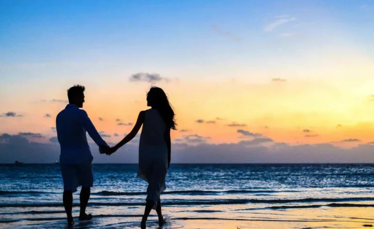 Αν ένας άνδρας χρησιμοποιεί αυτές τις 9 φράσεις σε μια συνομιλία, είναι κρυφά εpωτευμένος μαζί σου