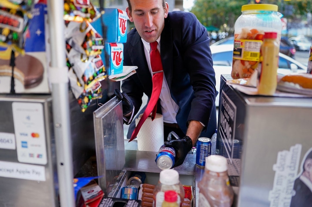 Δικηγόρος της IRS σε αναστολή πωλεί hot dog στην Ουάσιγκτον