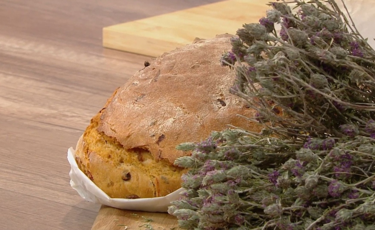 Ένα ντοματοελιόψωμο με θυμάρι Σάμου