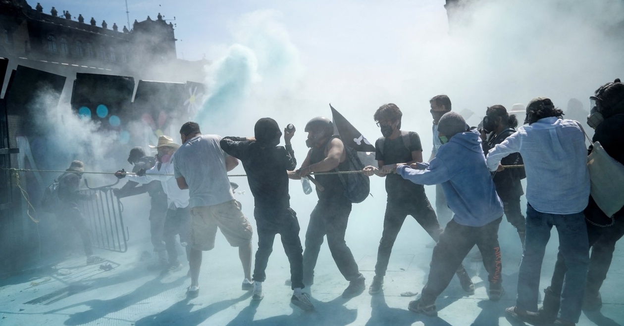 Χιλιάδες Διαδηλωτές της «Γενιάς Ζ» στο Μεξικό: Σύγκρουση με την Αστυνομία Μετά τη Δολοφονία Δημάρχου