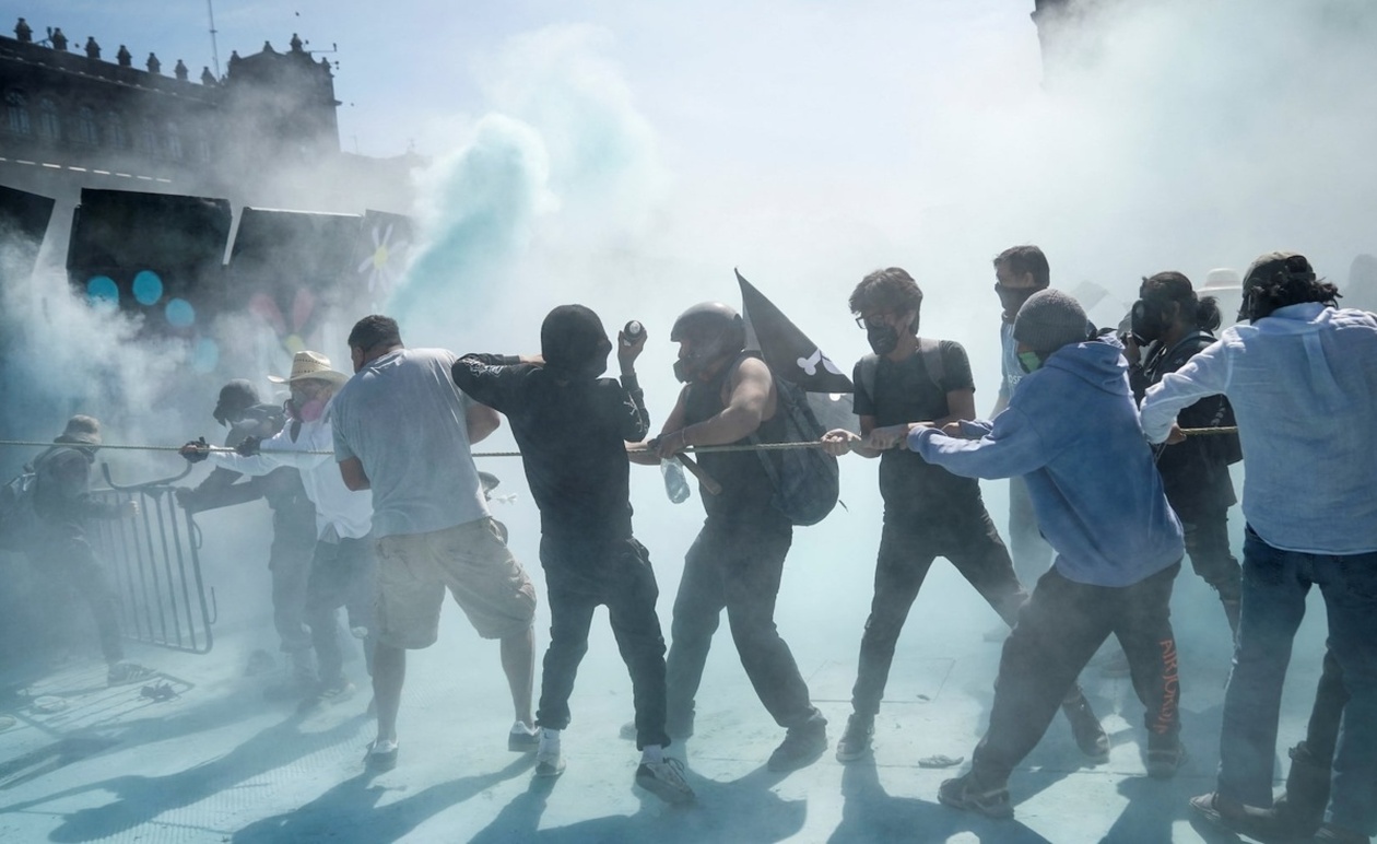 Χιλιάδες Διαδηλωτές της «Γενιάς Ζ» στο Μεξικό: Σύγκρουση με την Αστυνομία Μετά τη Δολοφονία Δημάρχου