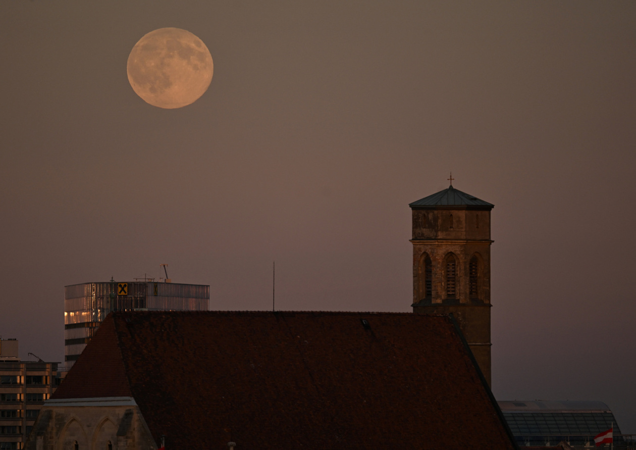 Η υπερπανσέληνος του Φεγγαριού του Κάστορα φωτίζει τον νυχτερινό ουρανό
