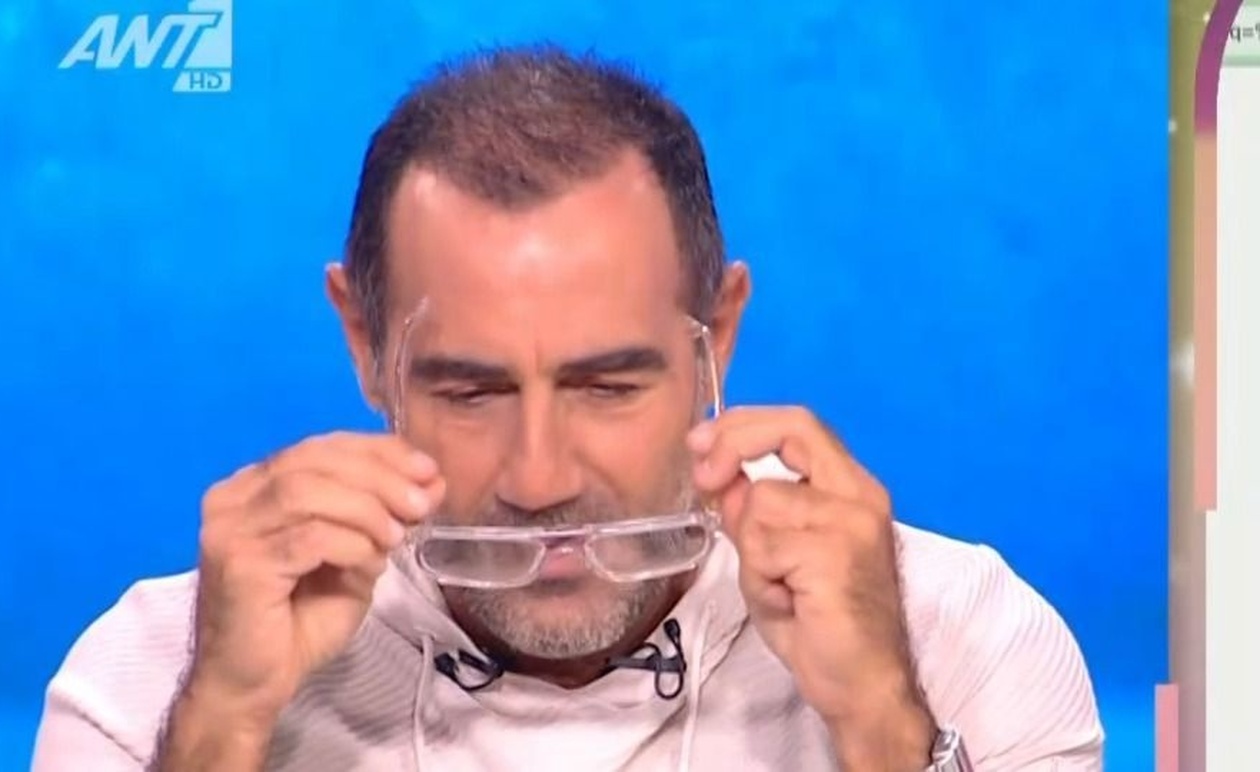 Το κοινό κορόιδεψε τα γυαλιά του Κανάκη, πυροδοτώντας ξεκαρδιστικό γέλιο