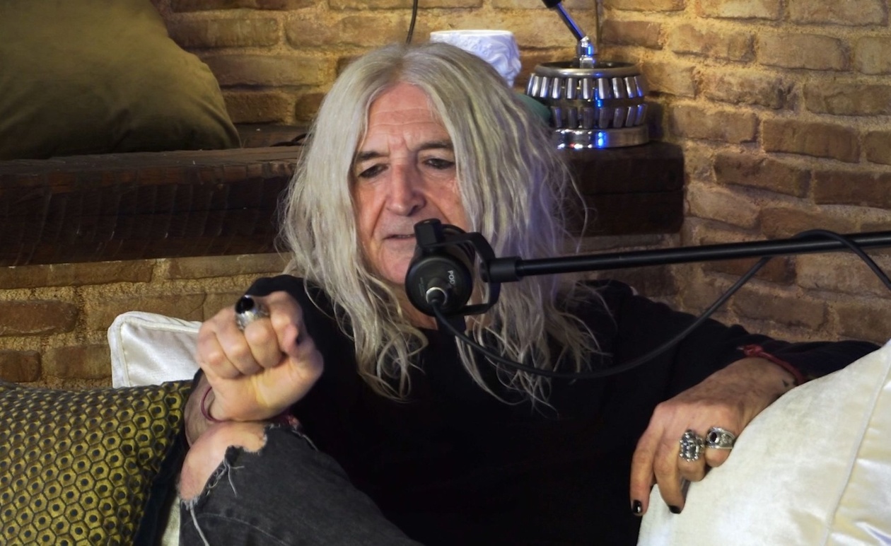 Ο Νίκος Καρβέλας θυμάται την πρώτη φορά που πήγε στην εκκλησία