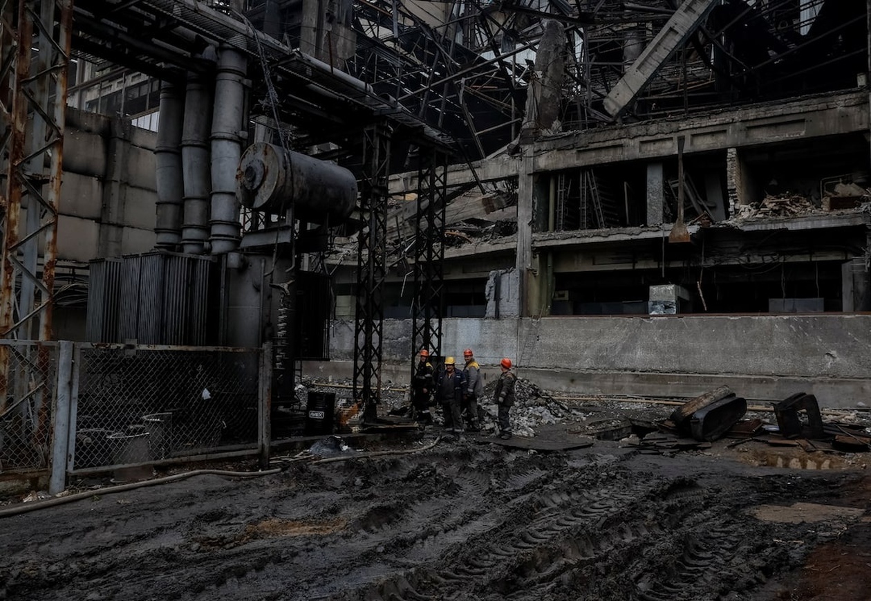 Οι Ουκρανοί Εργάτες Ενέργειας σε Αγώνα Δρόμου για την Αποκατάσταση Ζημιών από τις Ρωσικές Επιθέσεις